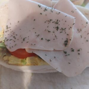 Lunchbroodje Kip-kerriesalade